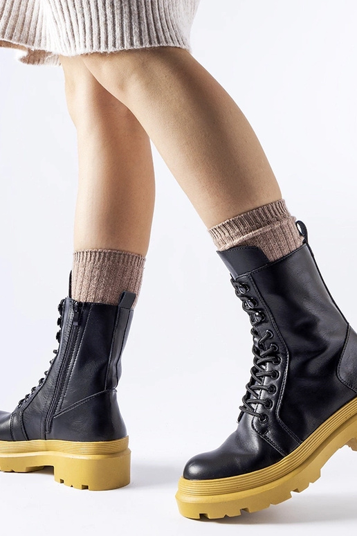 Čierne trapery na žltej podrážke Quennie