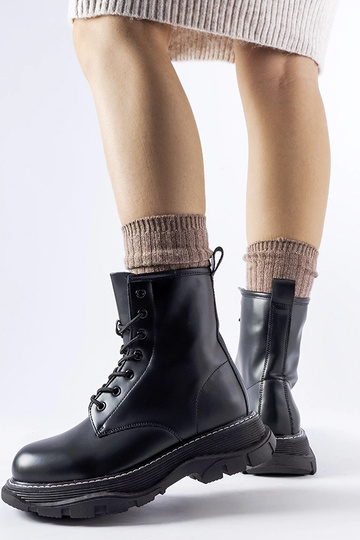 Čierne robotnícke topánky...