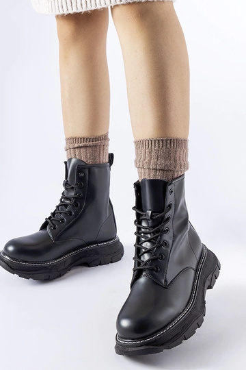 Čierne robotnícke topánky... 2