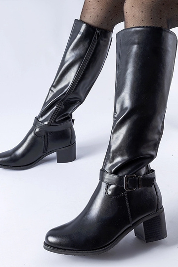 Čierne čižmy s ozdobnou...