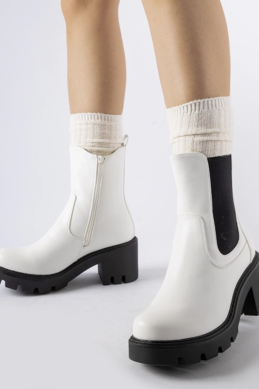 Biele zateplené čižmy na bloku...