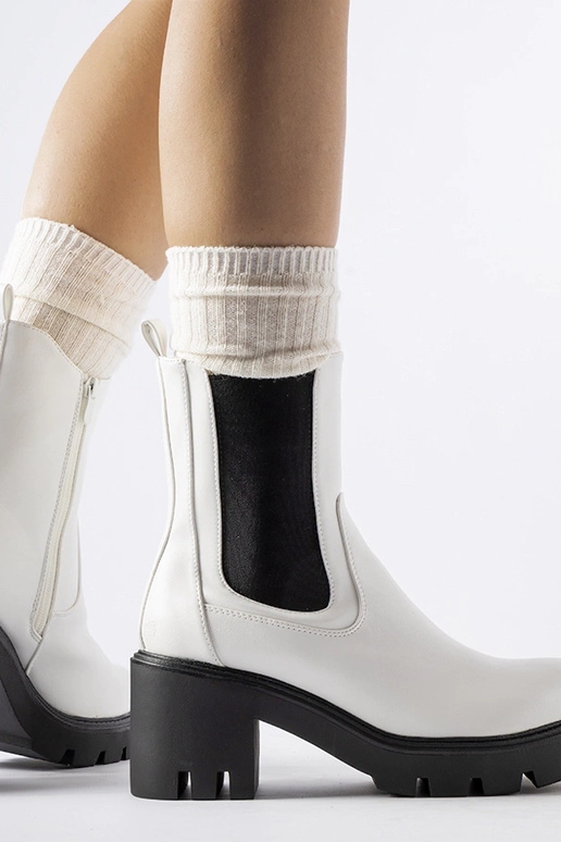 Biele zateplené čižmy na bloku...