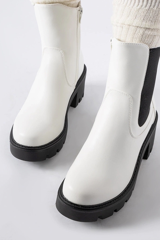 Biele zateplené čižmy na bloku...