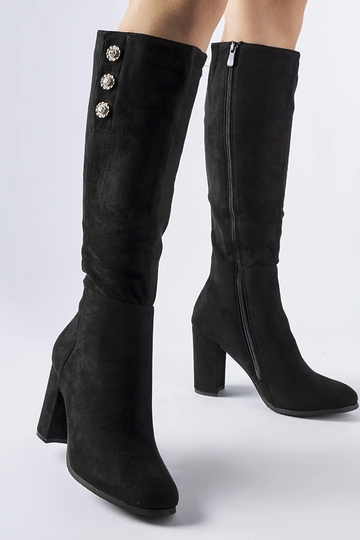 Čierne čižmy zdobené...