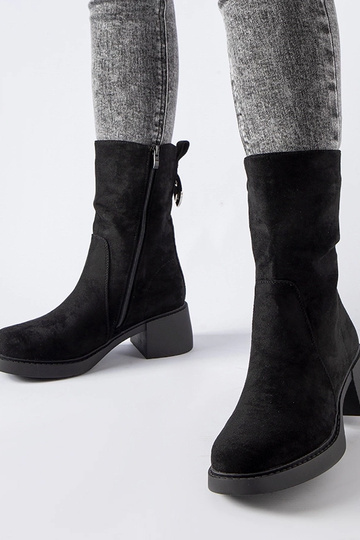 Čierne botky na stĺpiku z...