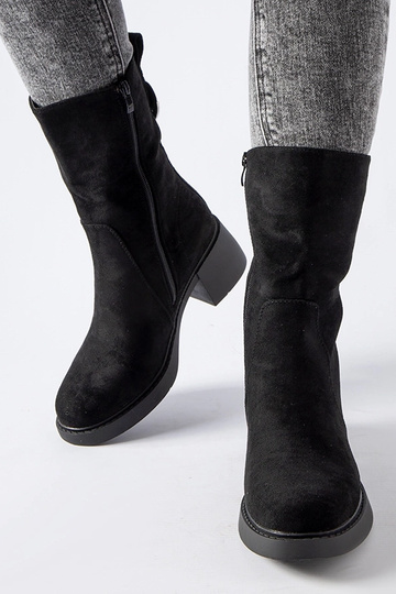 Čierne botky na stĺpiku z... 2