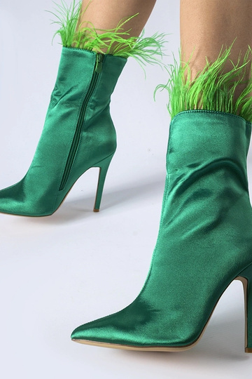 Zelené čižmy ozdobené...