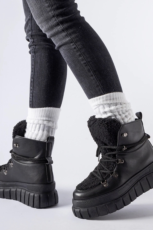 Čierne členkové čižmy na masívnej...