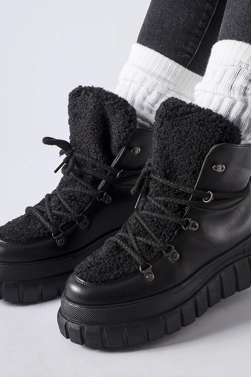 Čierne členkové čižmy na masívnej...