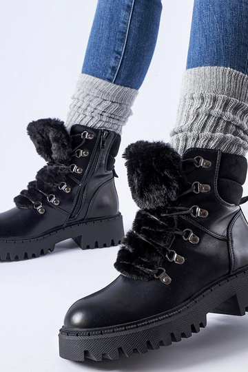 Čierni robotníci s ozdobnou...