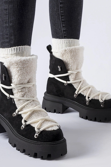 Čierni robotníci s ozdobným...