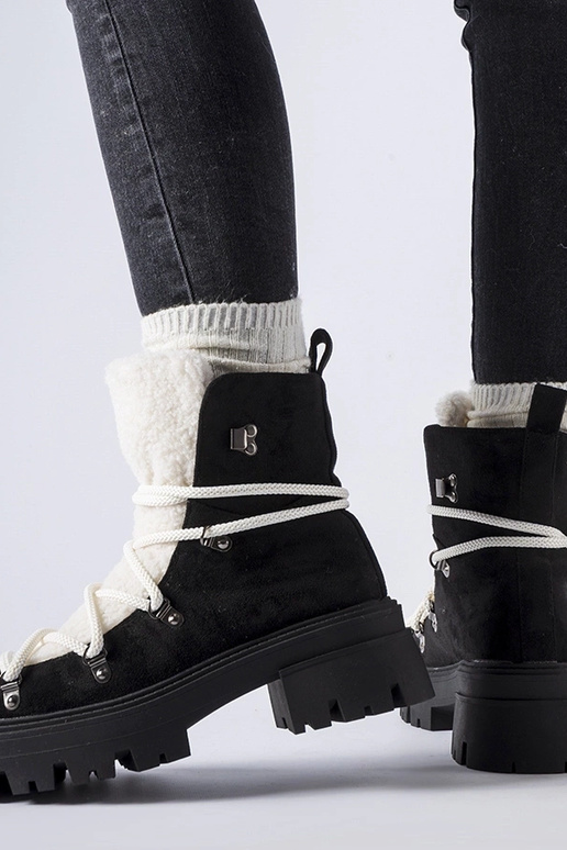 Čierni robotníci s ozdobným jazykom...