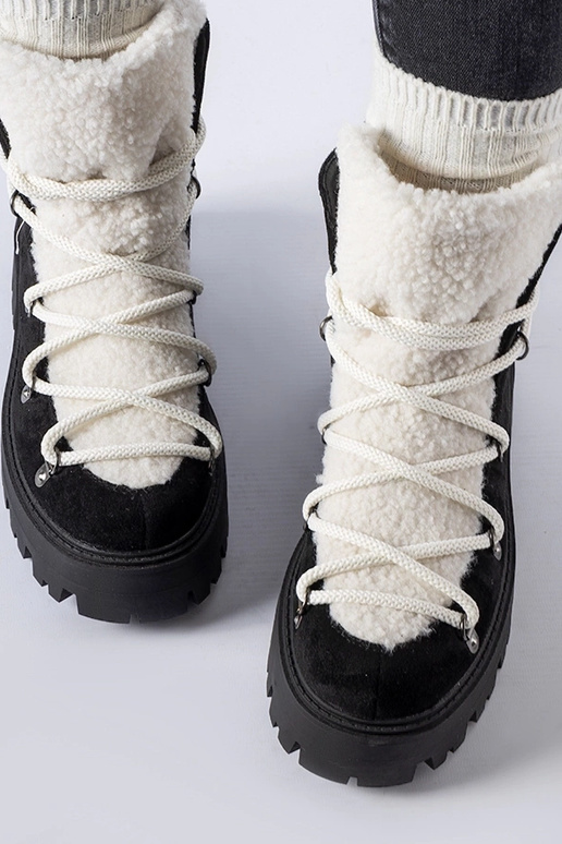 Čierni robotníci s ozdobným jazykom...