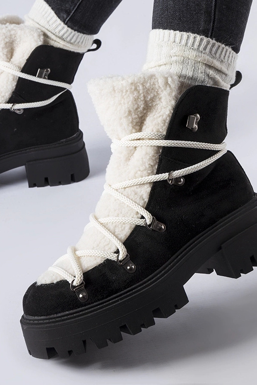 Čierni robotníci s ozdobným jazykom...