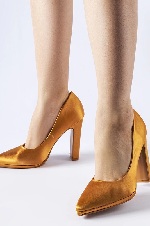 Hnedé saténové lodičky na blokovom...