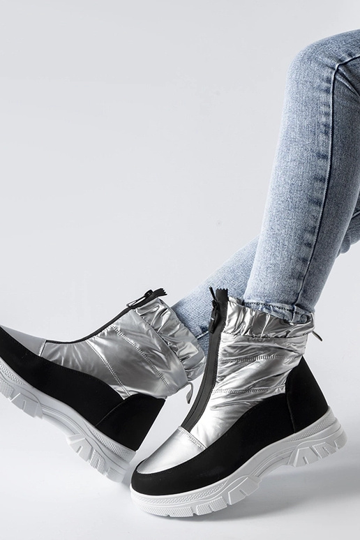 Strieborné a čierne zateplené snehule...