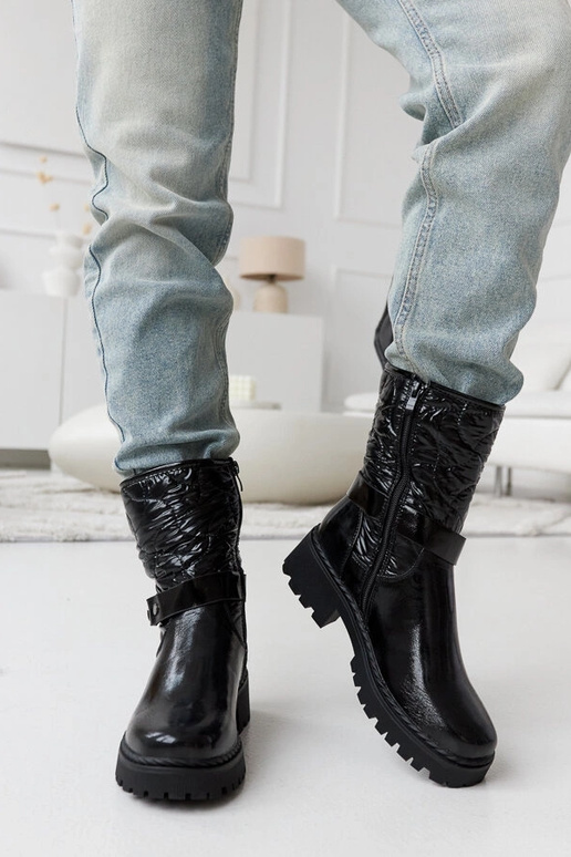 Čierne lakované topánky s ozdobným...