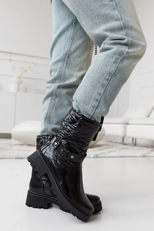 Čierne lakované topánky s ozdobným...