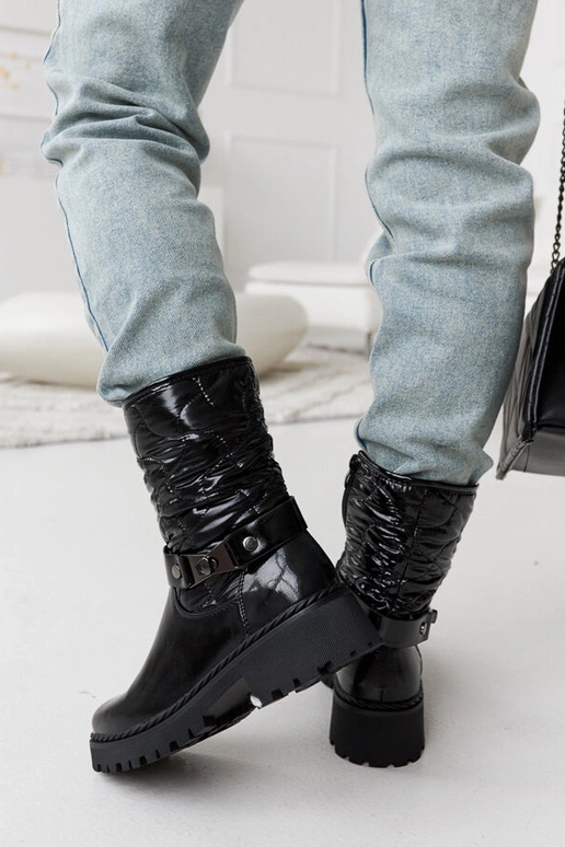 Čierne lakované topánky s ozdobným...