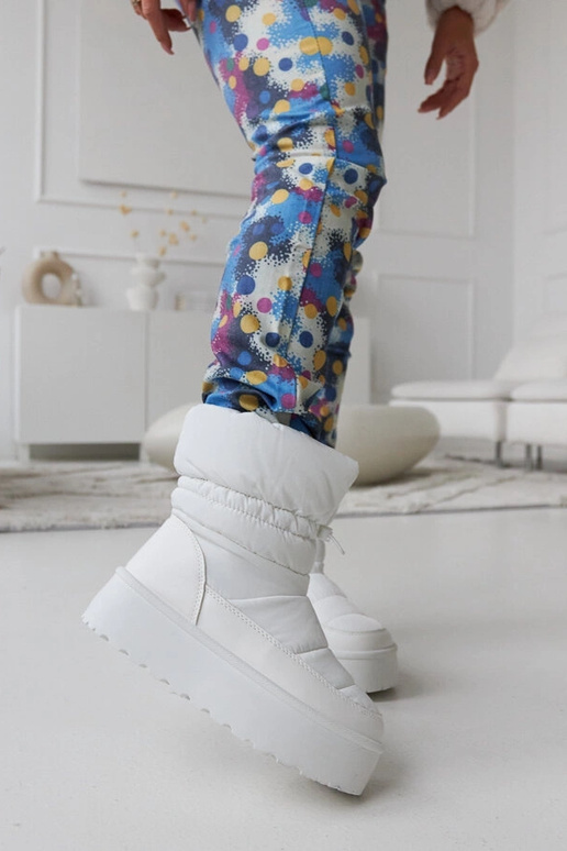 Biele zateplené snehule na platforme...