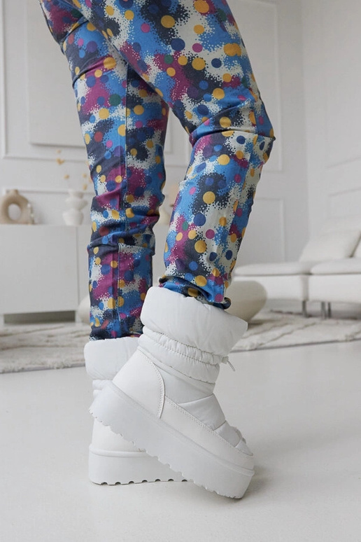 Biele zateplené snehule na platforme...