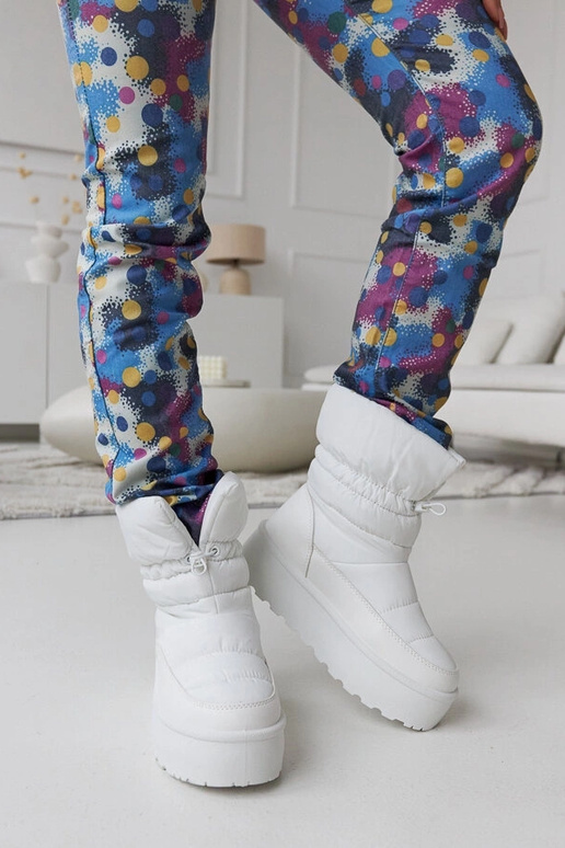 Biele zateplené snehule na platforme...