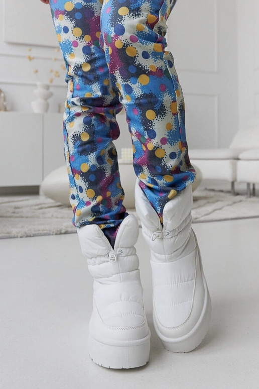 Biele zateplené snehule na platforme...