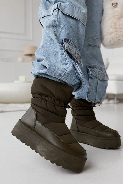 Zelené zateplené snehule na platforme...