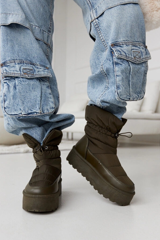 Zelené zateplené snehule na platforme...