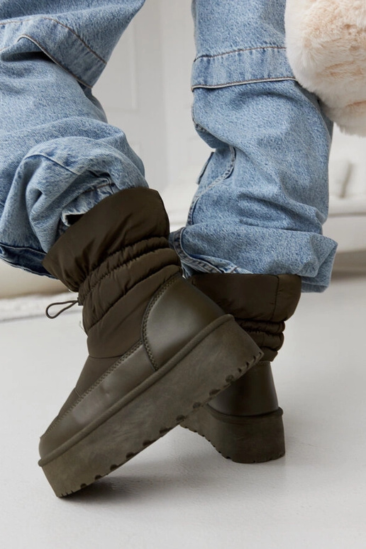 Zelené zateplené snehule na platforme...