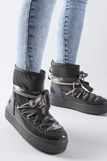 Šedé lakované snehule s...