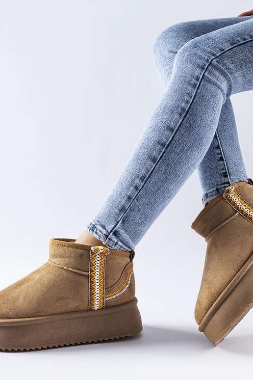 Tmavo-bežové snehule na platforme Scavi