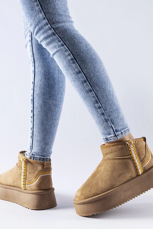 Tmavo-bežové snehule na platforme Scavi