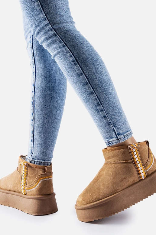 Tmavo-bežové snehule na platforme Scavi