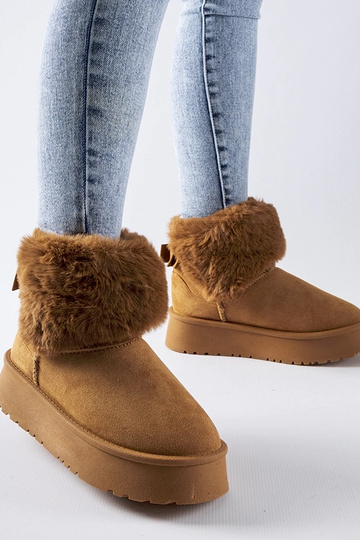 Hnedé snehule zdobené...