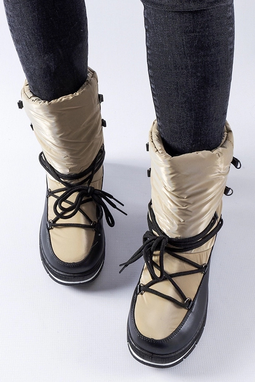 Tmavo-bežové snehule na platforme...