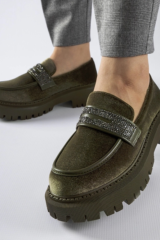 Zelené mokasíny zdobené zirkónmi...