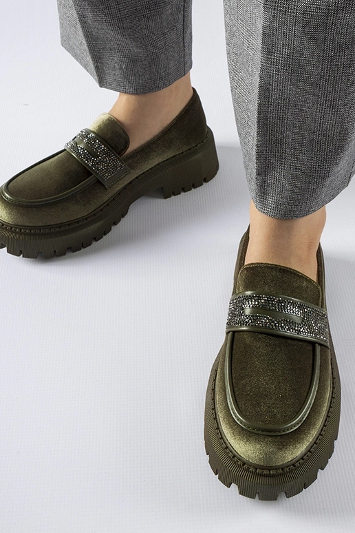 Zelené mokasíny zdobené zirkónmi...