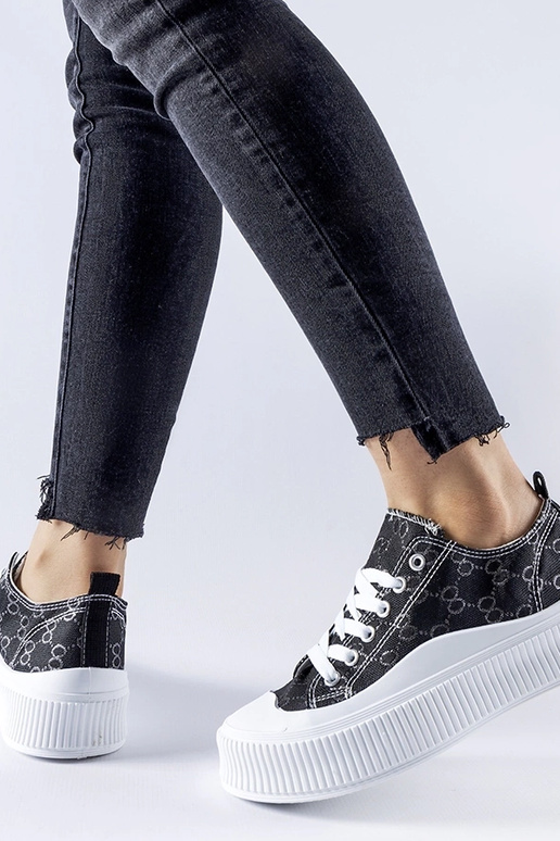 Čierne tenisky zdobené monogramom Cavi