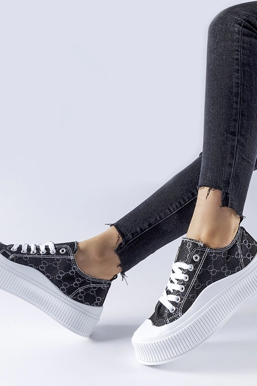 Čierne tenisky zdobené monogramom Cavi