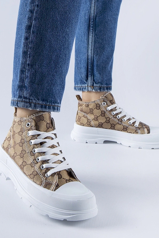 Hnedé tenisky zdobené monogramom...