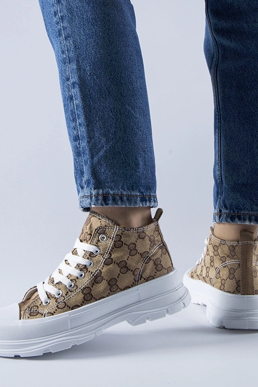 Hnedé tenisky zdobené monogramom...