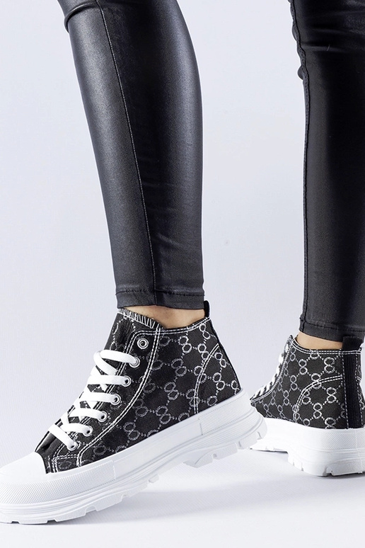 Čierne tenisky zdobené monogramom...