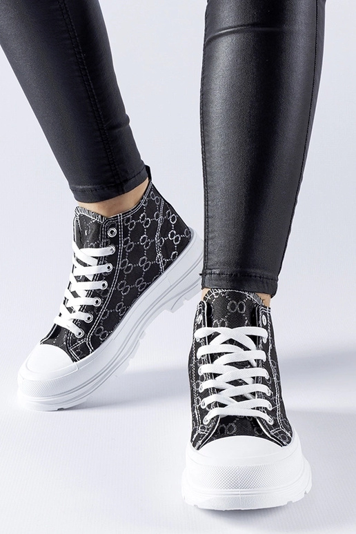 Čierne tenisky zdobené monogramom...