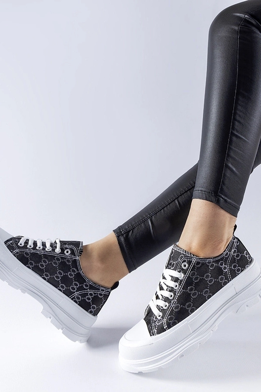 Čierne tenisky zdobené monogramom...