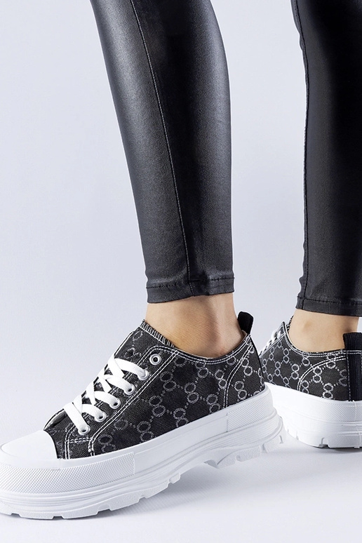 Čierne tenisky zdobené monogramom...