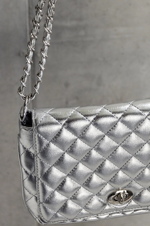 Strieborná prešívaná messenger taška...