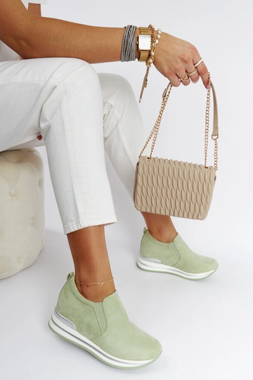 Zelené tenisky na klíne...