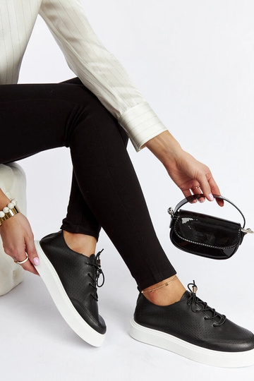 Čierne perforované tenisky...