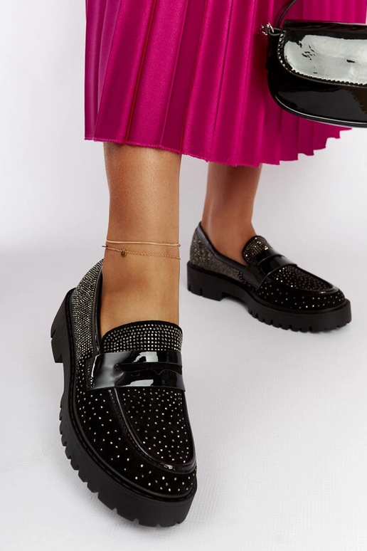 Čierne mokasíny zdobené kamienkami...